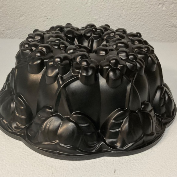 Nordic Ware Violet Flower Bundt Cake Pan Williams Sonoma 10 Cup USA Retired - Picture 3 of 7